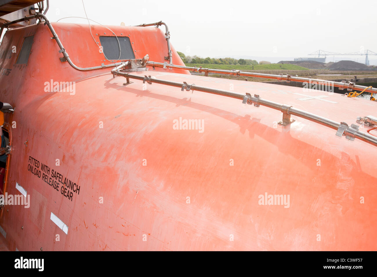 Una fuga di emergenza la barca da un olio rigg, con un sistema sprinler installato per impedire il mestiere da impostazione sul fuoco Foto Stock