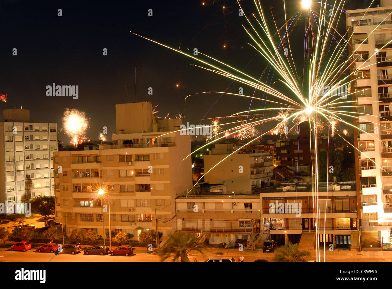 Bella scena notturna fuochi d'artificio celebrazione del nuovo anno 2010 con fuochi d'artificio su edifici. Montevideo, Uruguay Foto Stock