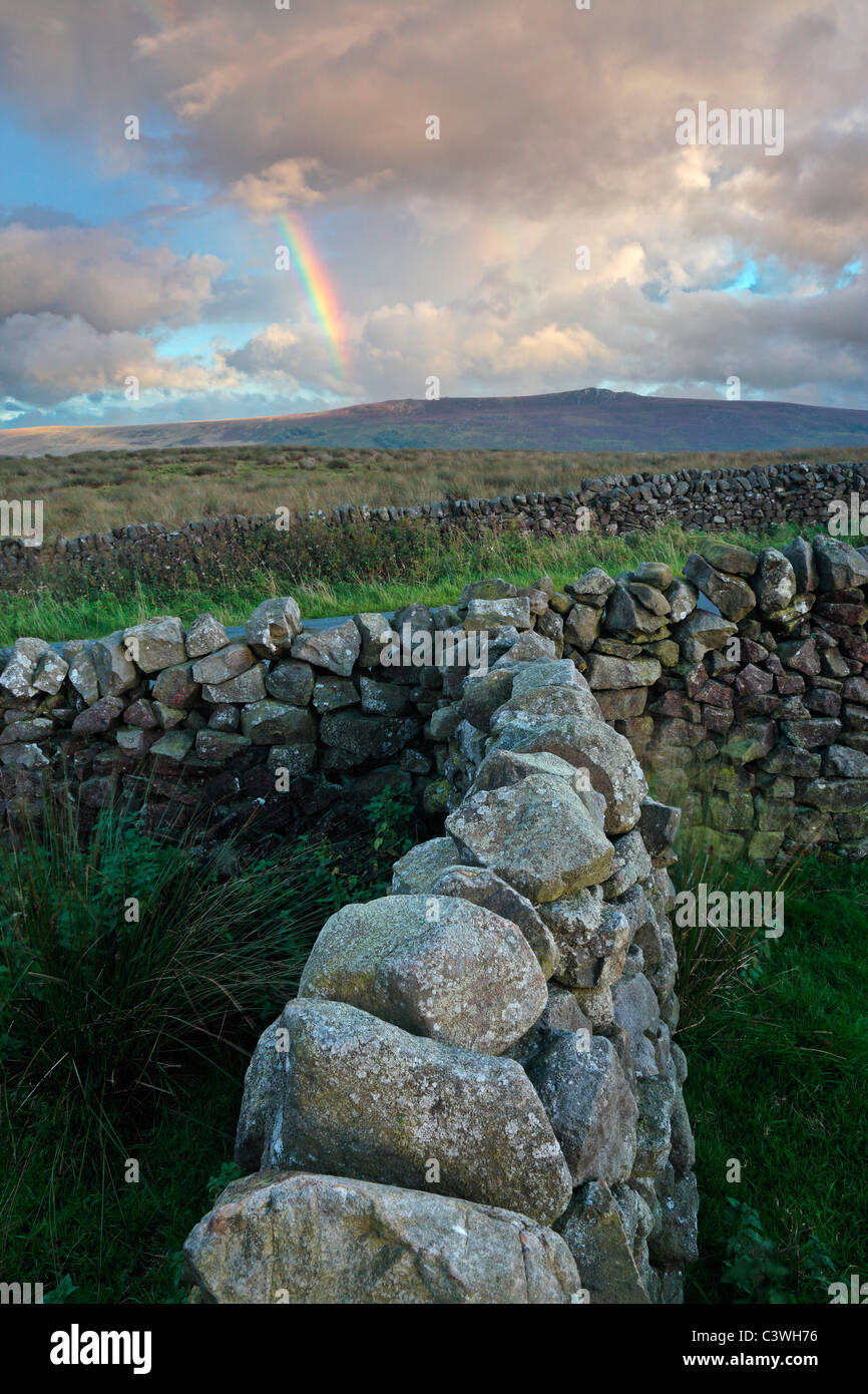 Un arcobaleno form su Simon la sede vicino a Howgill nel Yorkshire Dales di Inghilterra Foto Stock