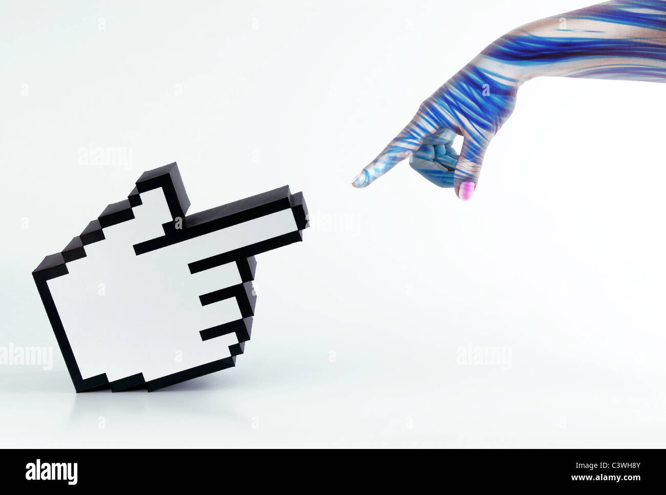 Un essere umano stampa lato interagente con un cursore a forma di mano Foto Stock