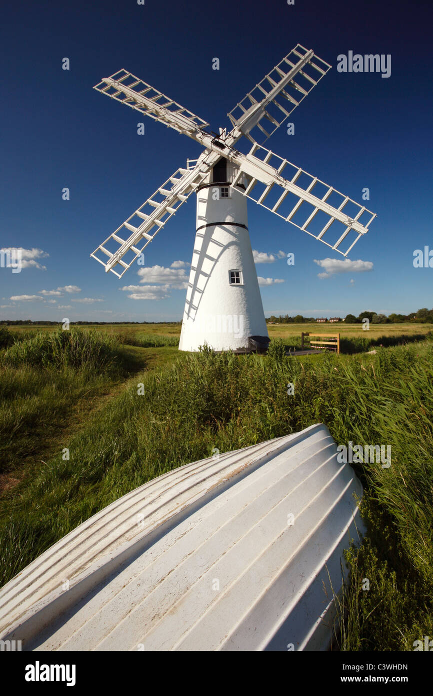 Thurne Dyke windpump durante una serata estiva Foto Stock