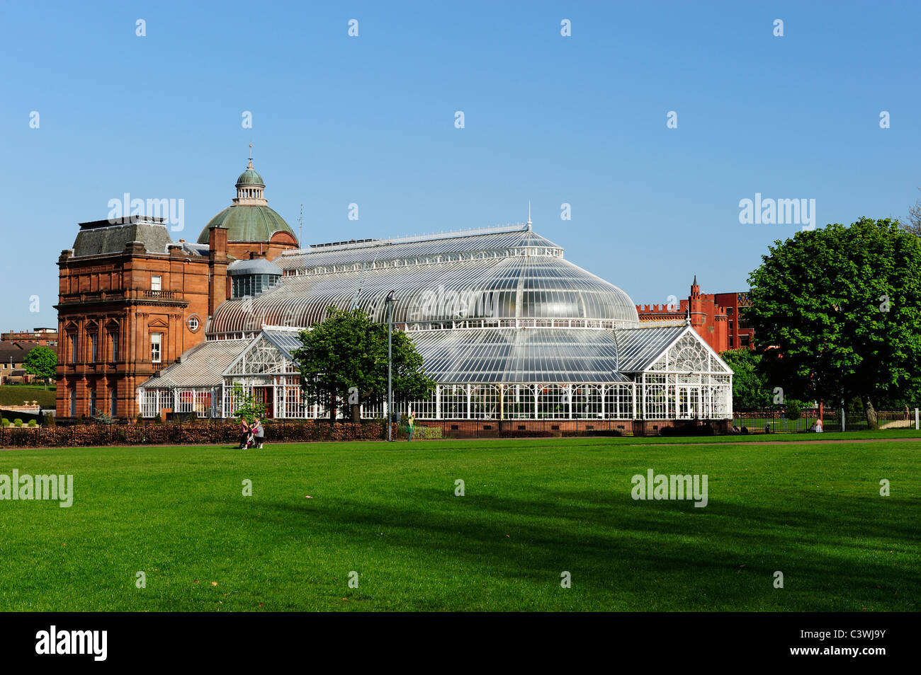 Palazzo del Popolo e giardini invernali sul verde di Glasgow, Scozia Foto Stock