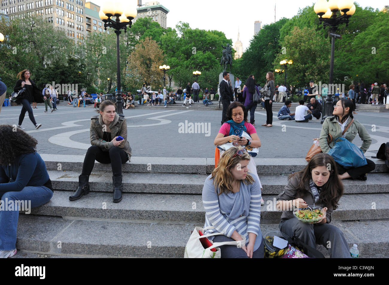 Il plaza a Manhattan's Union Square Park è un luogo per manifestazioni, mangiare e basta appendere fuori. Foto Stock