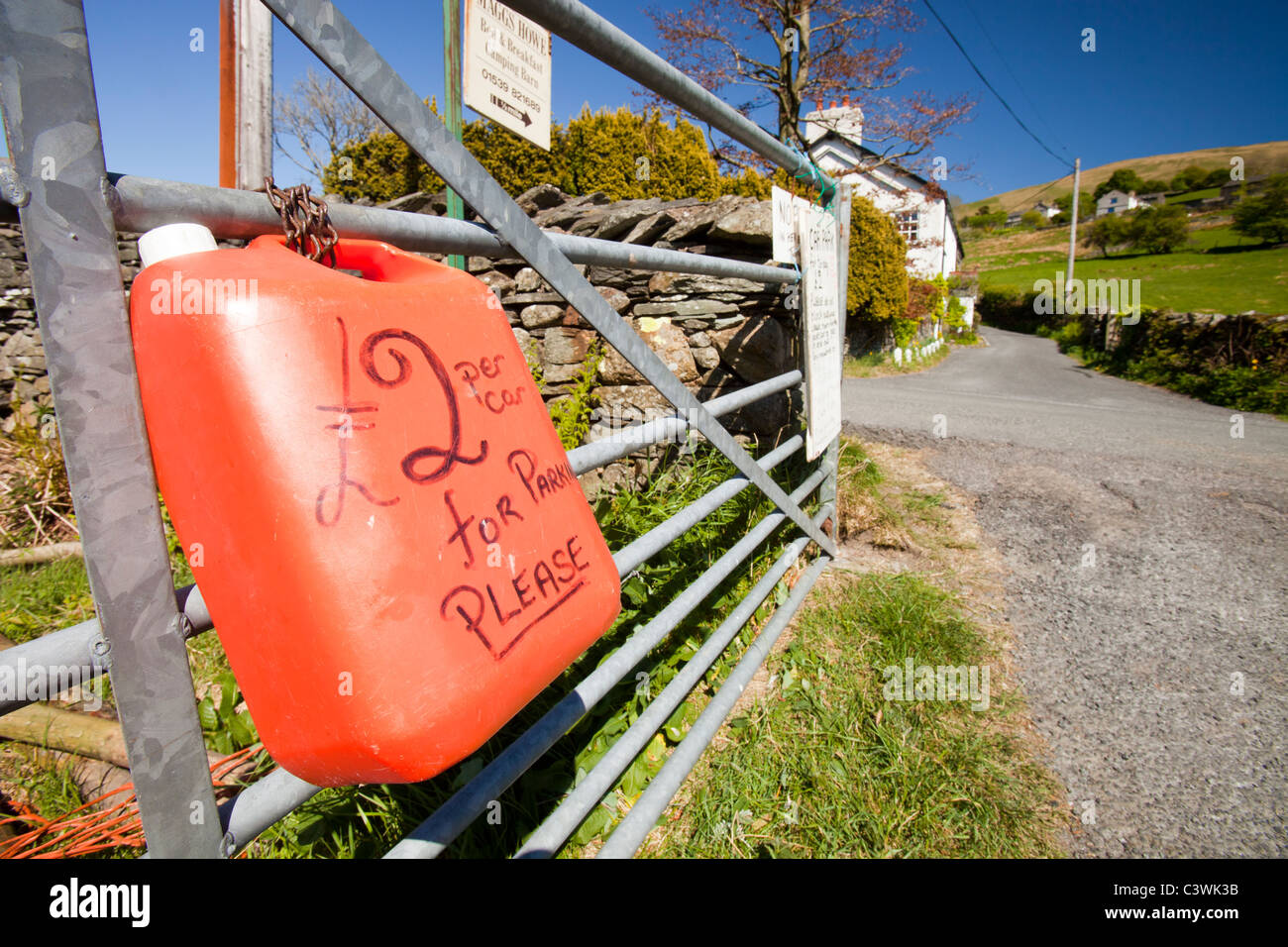 Un improvvisato parcheggio auto in un campo di agricoltori in testa Kentmere nel distretto del lago, UK. Foto Stock