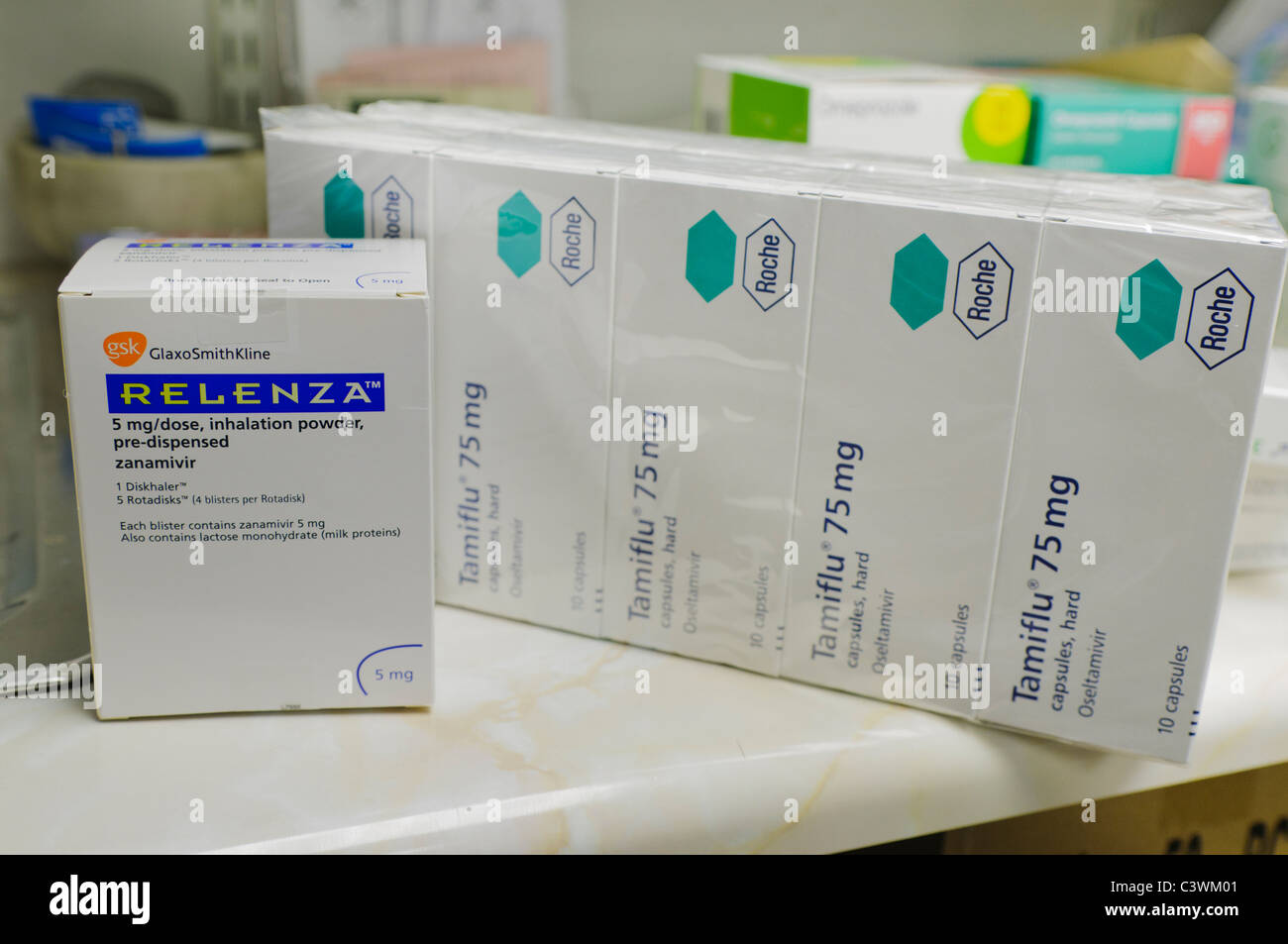 Unica casella di (Relenza Zanamivir) Rotadisks/Diskhaler, 5mg accanto a scatole di Tamiflu 75 mg capsule su un pharmicist's bench Foto Stock