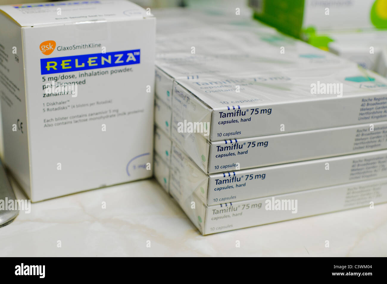 Unica casella di (Relenza Zanamivir) Rotadisks/Diskhaler, 5mg accanto a scatole di Tamiflu 75 mg capsule su un pharmicist's bench Foto Stock