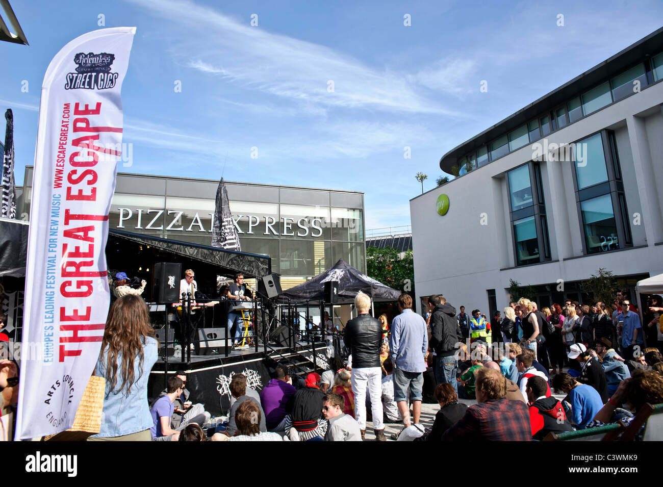 Una folla di orologi di una band dal vivo in piazza Giubileo, Brighton come parte del grande fuga festival di musica Foto Stock