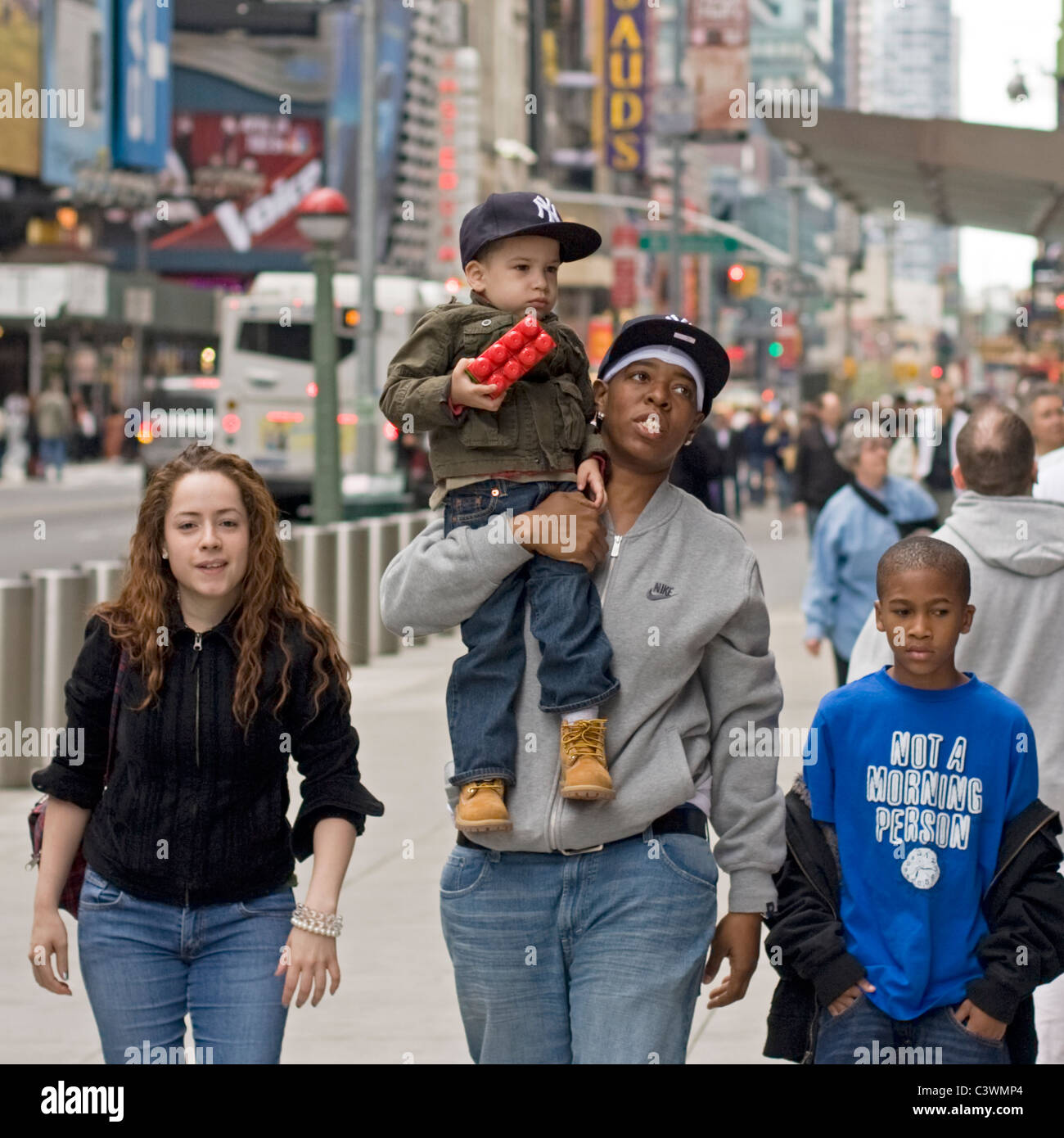 Una famiglia passeggiate nei pressi di Times Square a New York City. Foto Stock