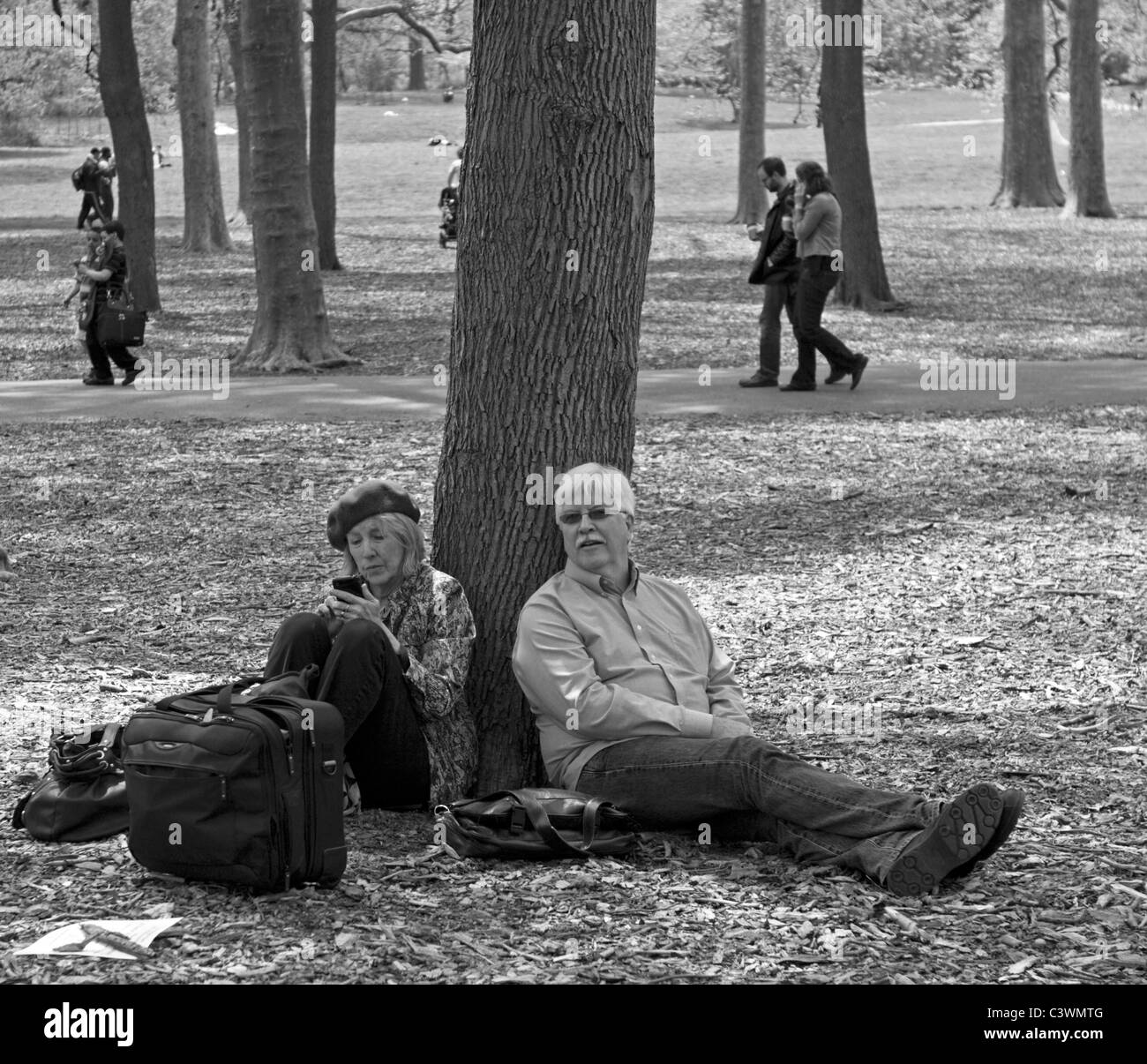 Un giovane si rilassa in Prospect Park a Brooklyn per una domenica pomeriggio in primavera. Foto Stock