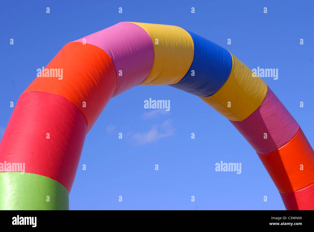 Gonfiabili colorati sagomate ad arco sul tubo del cielo blu sullo sfondo Foto Stock