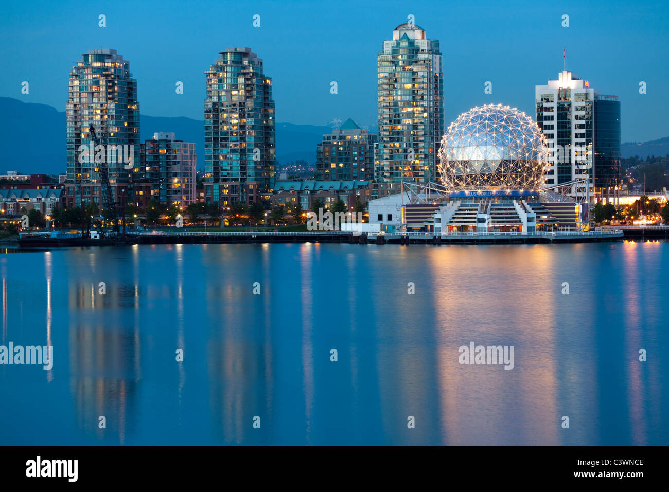 Vancouver B.C., Canada Skyline di notte lungo il lungomare Foto Stock