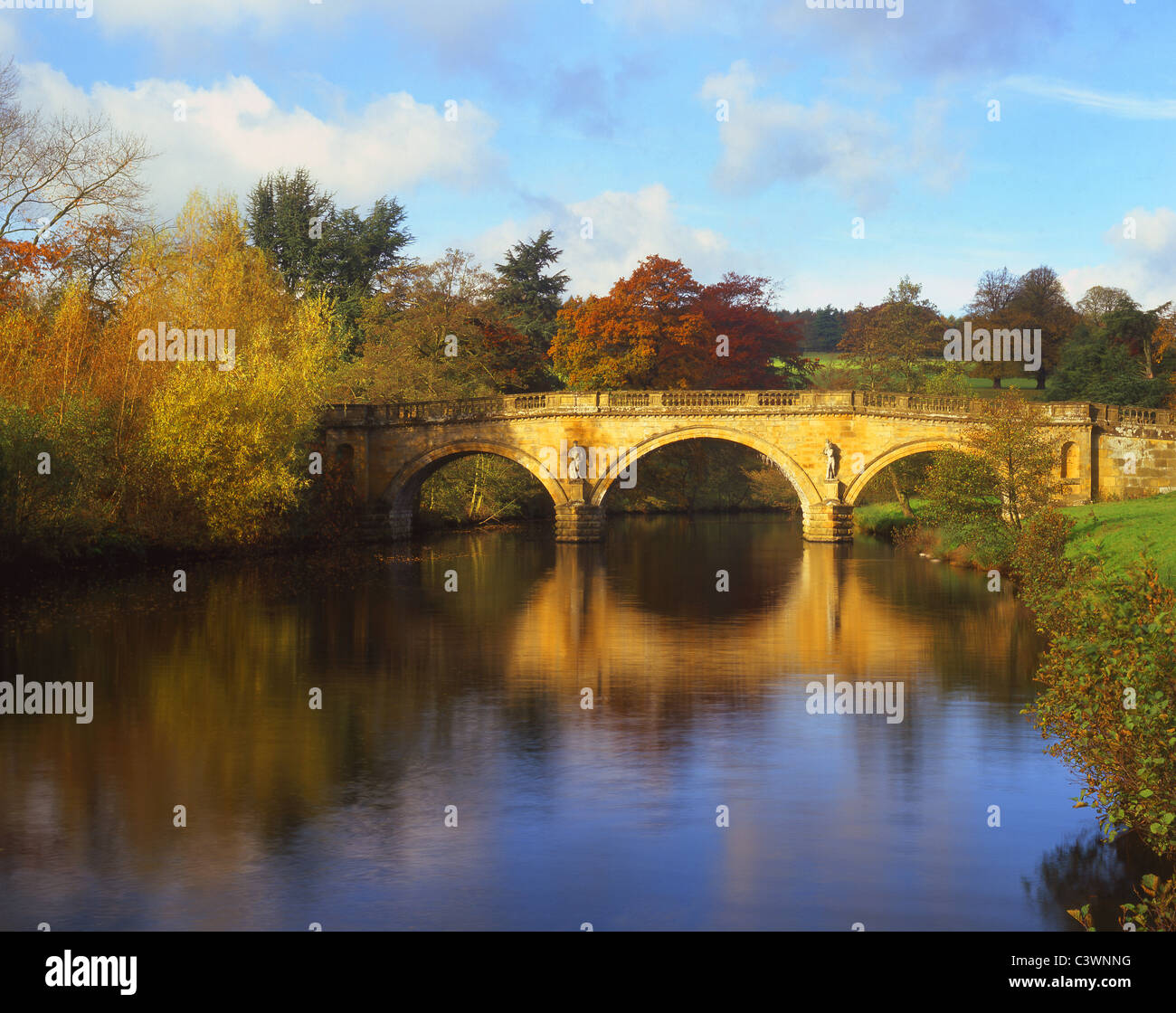 UK,Derbyshire,Peak District,Chatsworth Park,Queen Mary Bower Bridge & Fiume Derwent Foto Stock