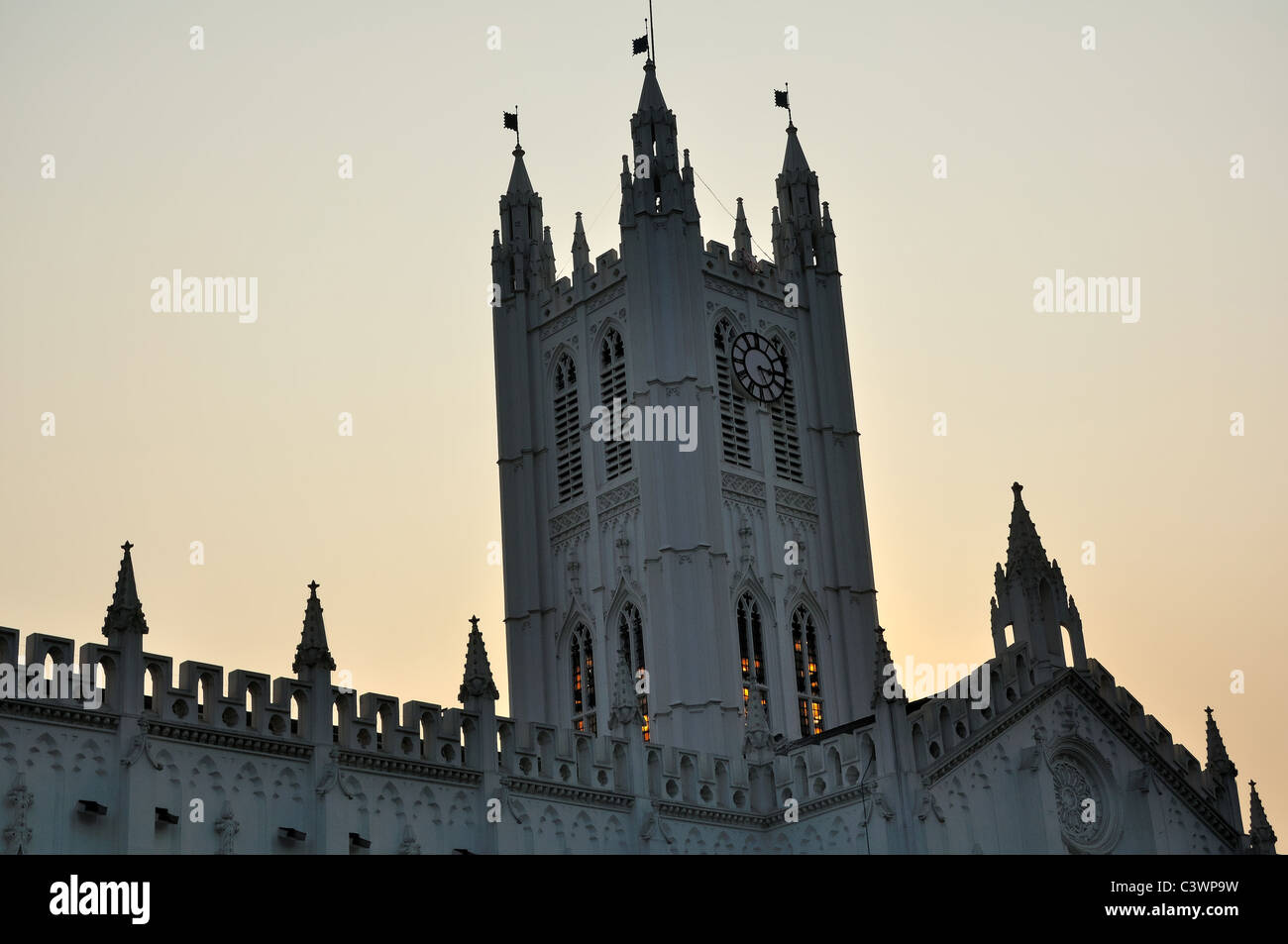 Il campanile della cattedrale di San Paolo, Calcutta durante il crepuscolo Foto Stock