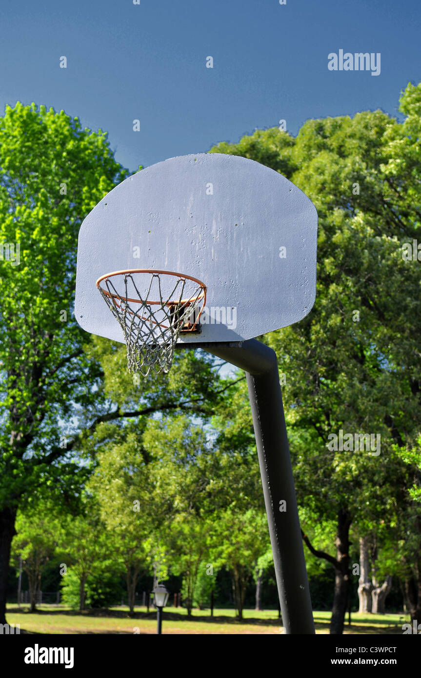 Un basket ball hoop impostato nel paese Foto Stock