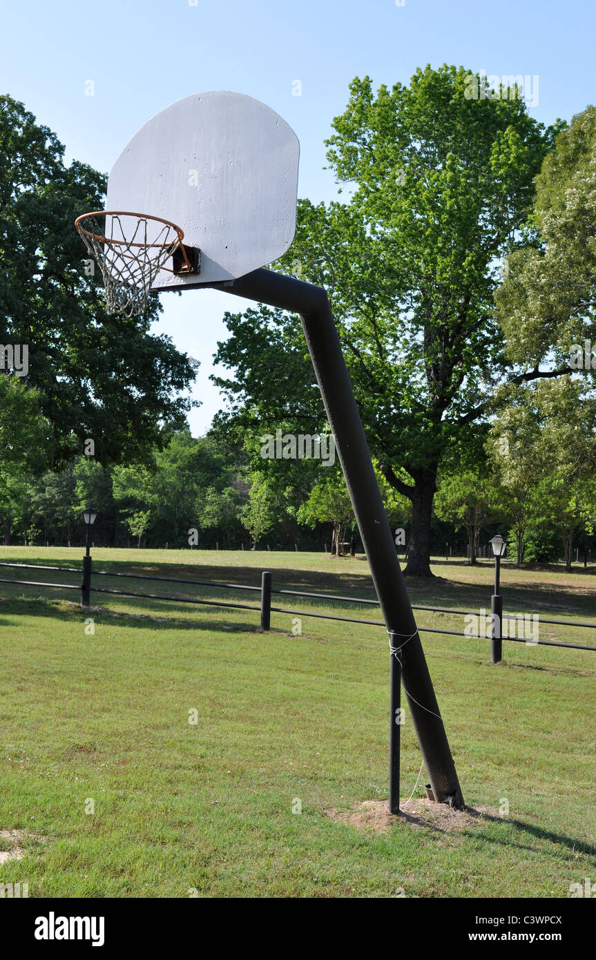 Un Basketball hoop nel paese. Foto Stock