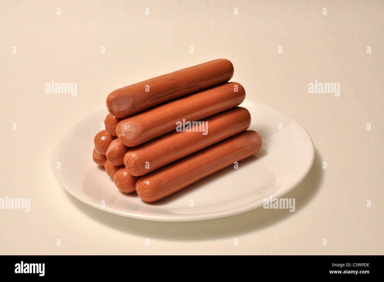 Un mucchio di hot dogs sono in attesa del grill Foto Stock