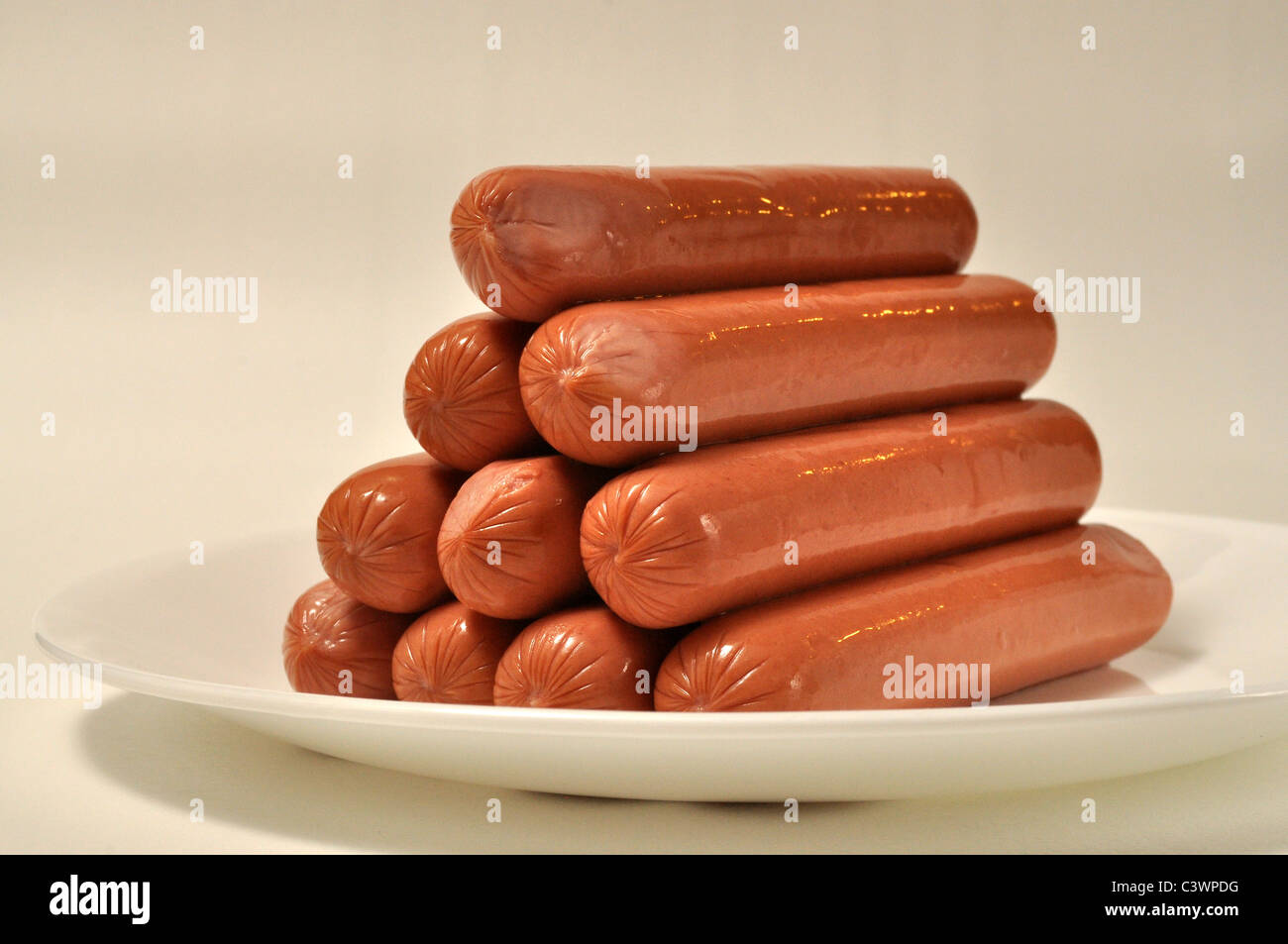 Un mucchio di hot dog su una piastra bianca Foto Stock