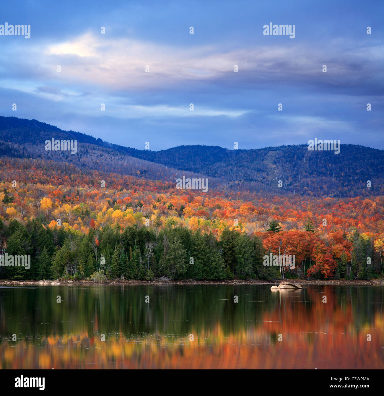 Un colorato e pastorale sul lago di montagna scena su una sera d'Autunno, Loon Lake, Montagne Adirondack, nello Stato di New York, Stati Uniti d'America Foto Stock