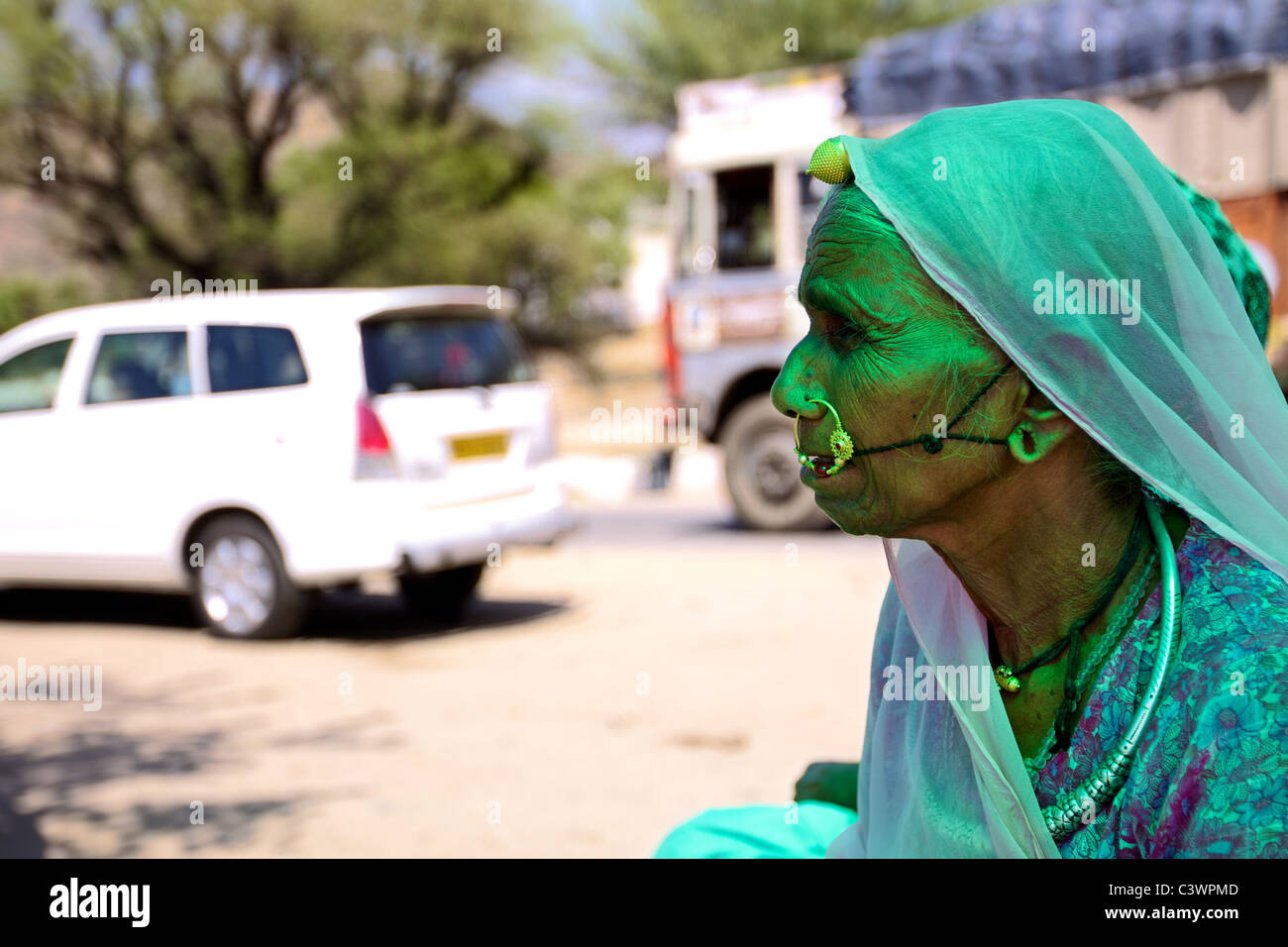 Una donna tribale vestito in abiti tradizionali in Udaipur, Rajasthan, India Foto Stock