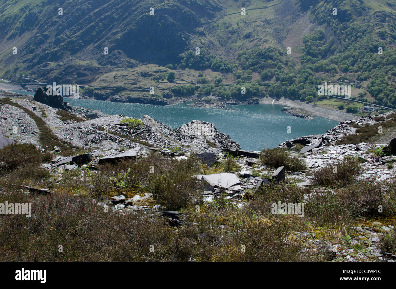 Llyn Peris serbatoio visto dal Dinorwig miniera di ardesia, Llanberis Gwynedd, Snowdonia, Galles del Nord, Regno Unito Foto Stock