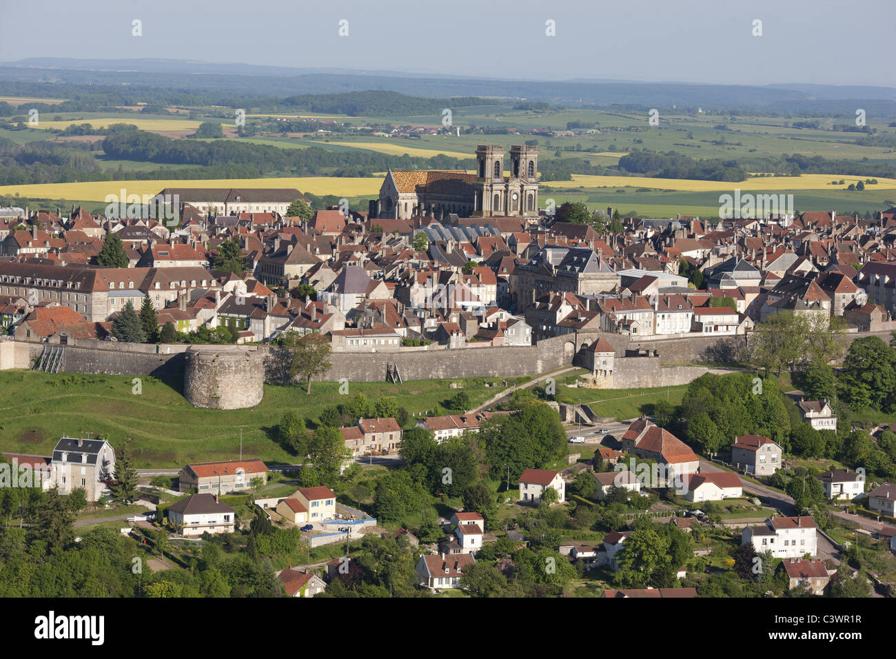 VISTA AEREA. Cittadella medievale su un altopiano con Cattedrale di Saint-Mammès nel suo centro. Città di Langres, Haute-Marne, Grand Est, Francia. Foto Stock