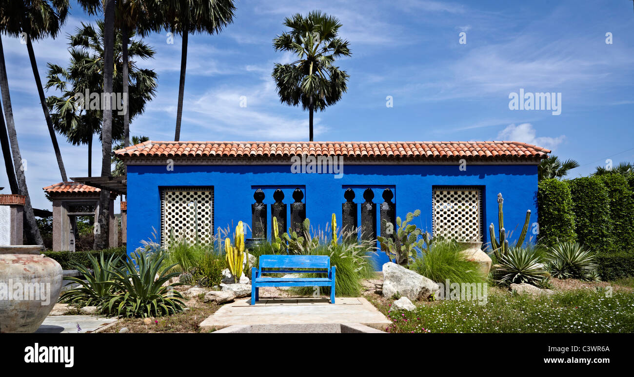 Casa di vernice blu. Casa in stile marocchino con vernice esterna blu brillante. Thailandia, S. E. Asia Foto Stock