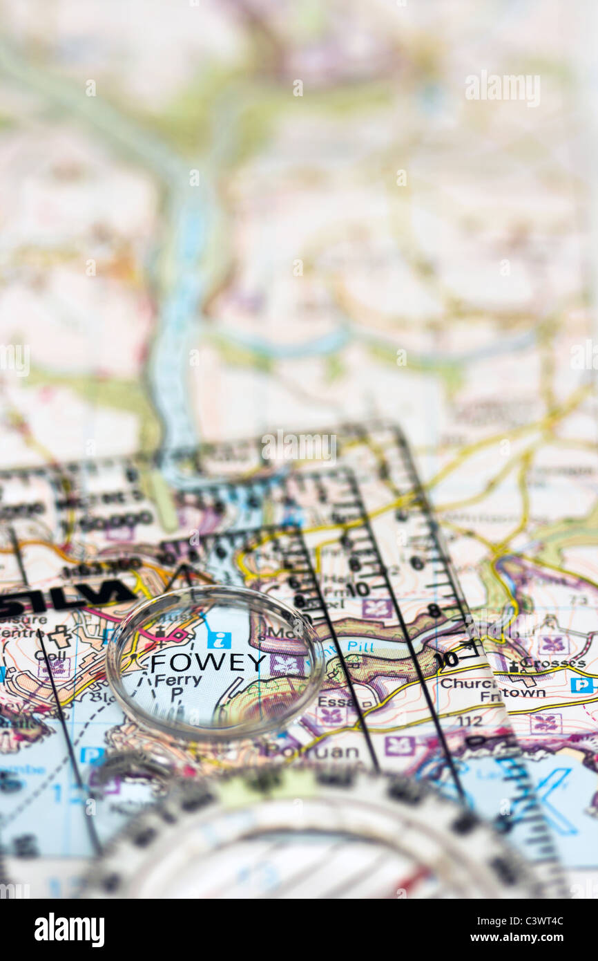 Vista ravvicinata di una mappa con una bussola di ingrandimento l'Cornish resort di Fowey Foto Stock