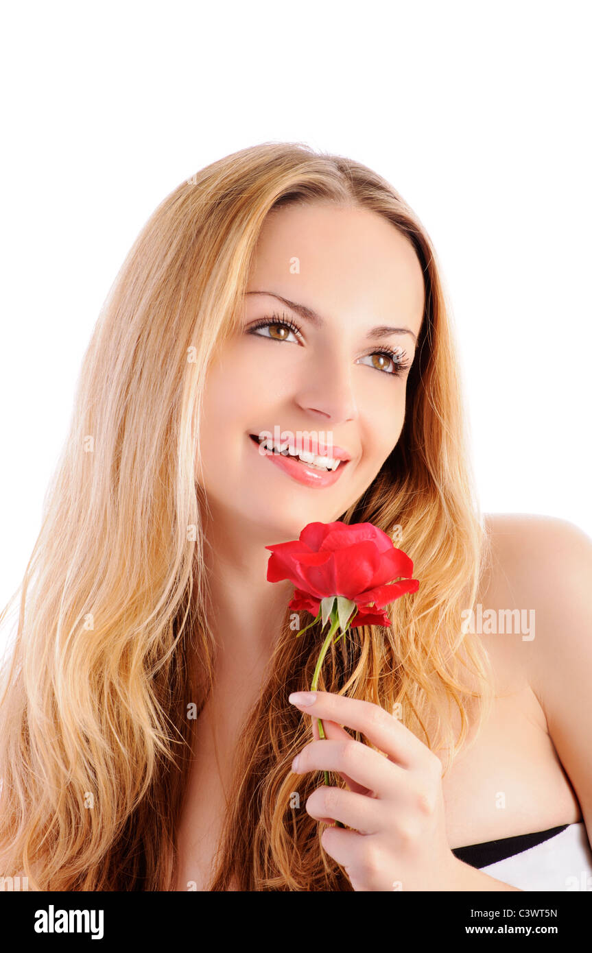Giovane e bella donna bionda tenendo una rosa rossa in mano e sorridente, isolato su bianco Foto Stock