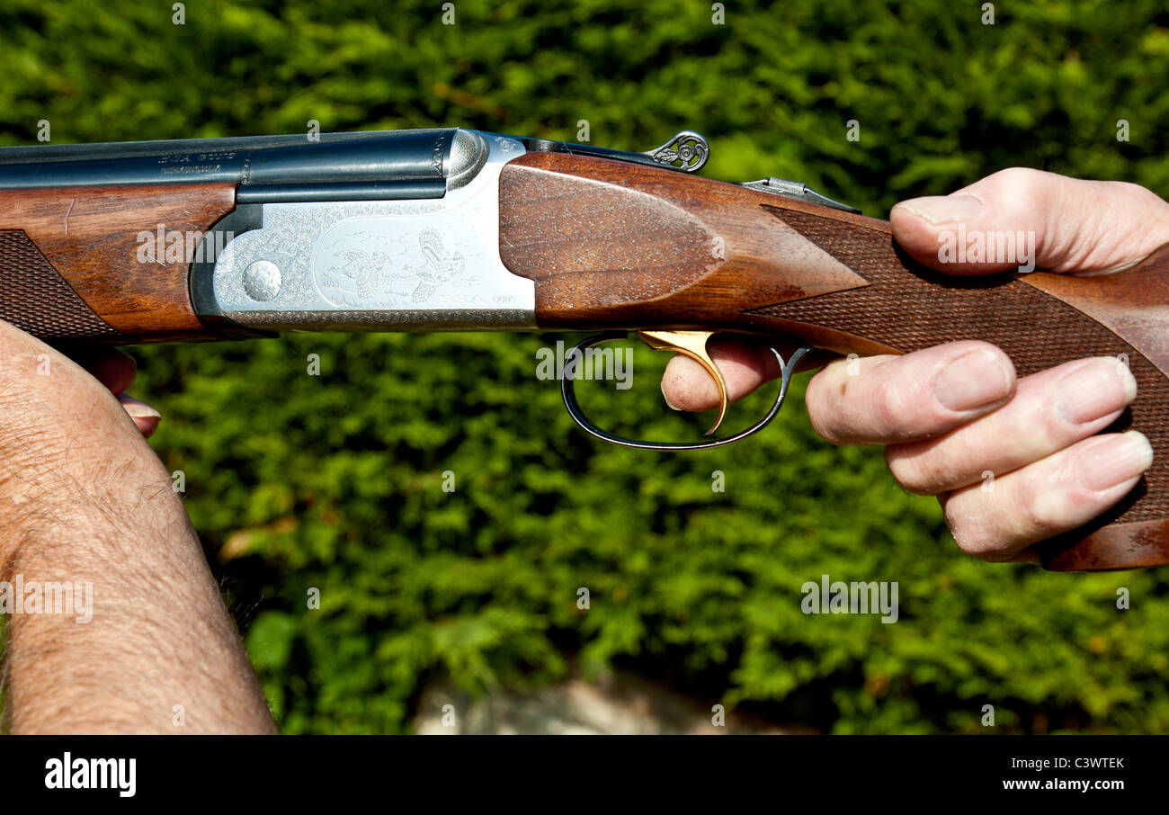 Uomo con un fucile con il dito sul grilletto.formato paesaggio.copia dello spazio. Foto Stock