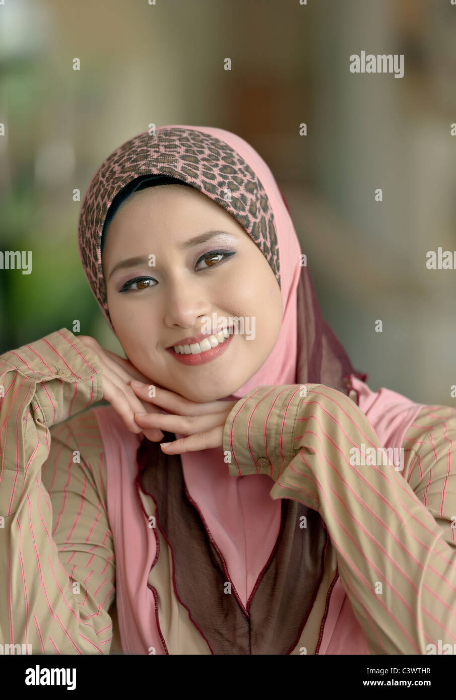 Close-up ritratto di Giovane bellezza Asian donna musulmana in testa sciarpa con bel sorriso Foto Stock
