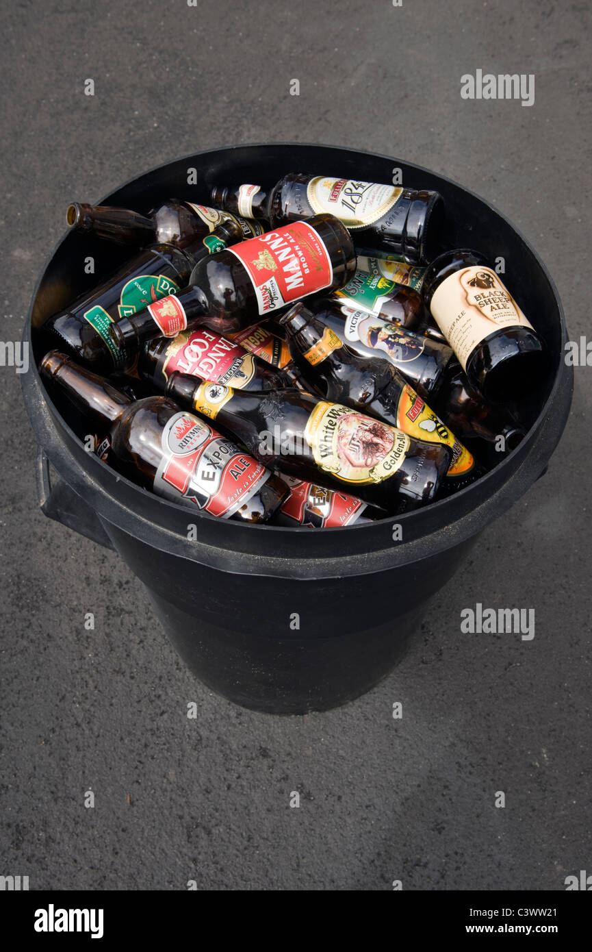 Le bottiglie di birra in bin pronto a andare per il riciclaggio Foto Stock