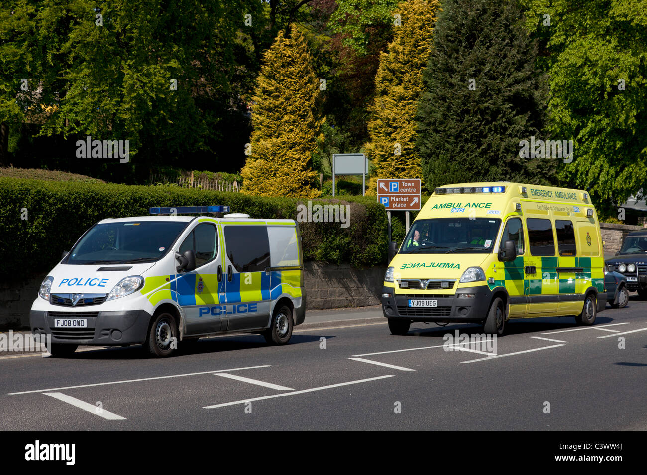 Ambulanza e polizia auto emergenza veicoli ambulanza regno unito e polizia regno unito ad un incidente di emergenza inghilterra regno unito gb europa Foto Stock