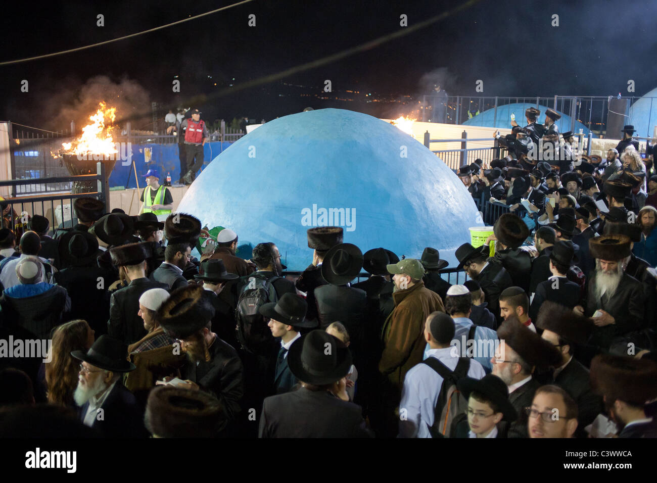 Centinaia di migliaia di persone festeggiano Lag BaOmer al recinto del Rabbino Shimon bar Yochai. Meron, Israele. 22/05/2011. Foto Stock