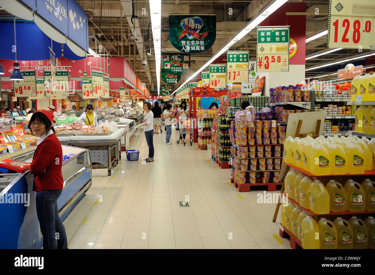 I clienti cinesi di shopping in un supermercato Hualian a Pechino in Cina. 22-Maggio-2011 Foto Stock