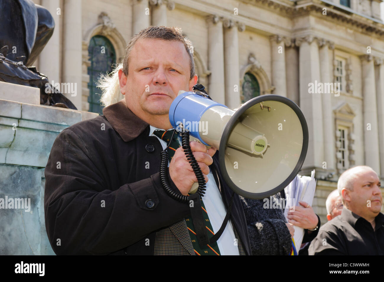 Michael Copeland, UUP MLA per East Belfast risolve una folla usando un megafono Foto Stock