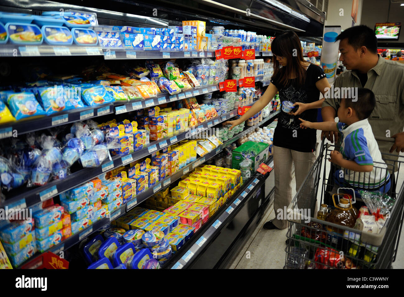 I clienti cinesi scegliendo i prodotti lattiero-caseari in un supermercato Wal-Mart a Pechino in Cina. 22-Maggio-2011 Foto Stock