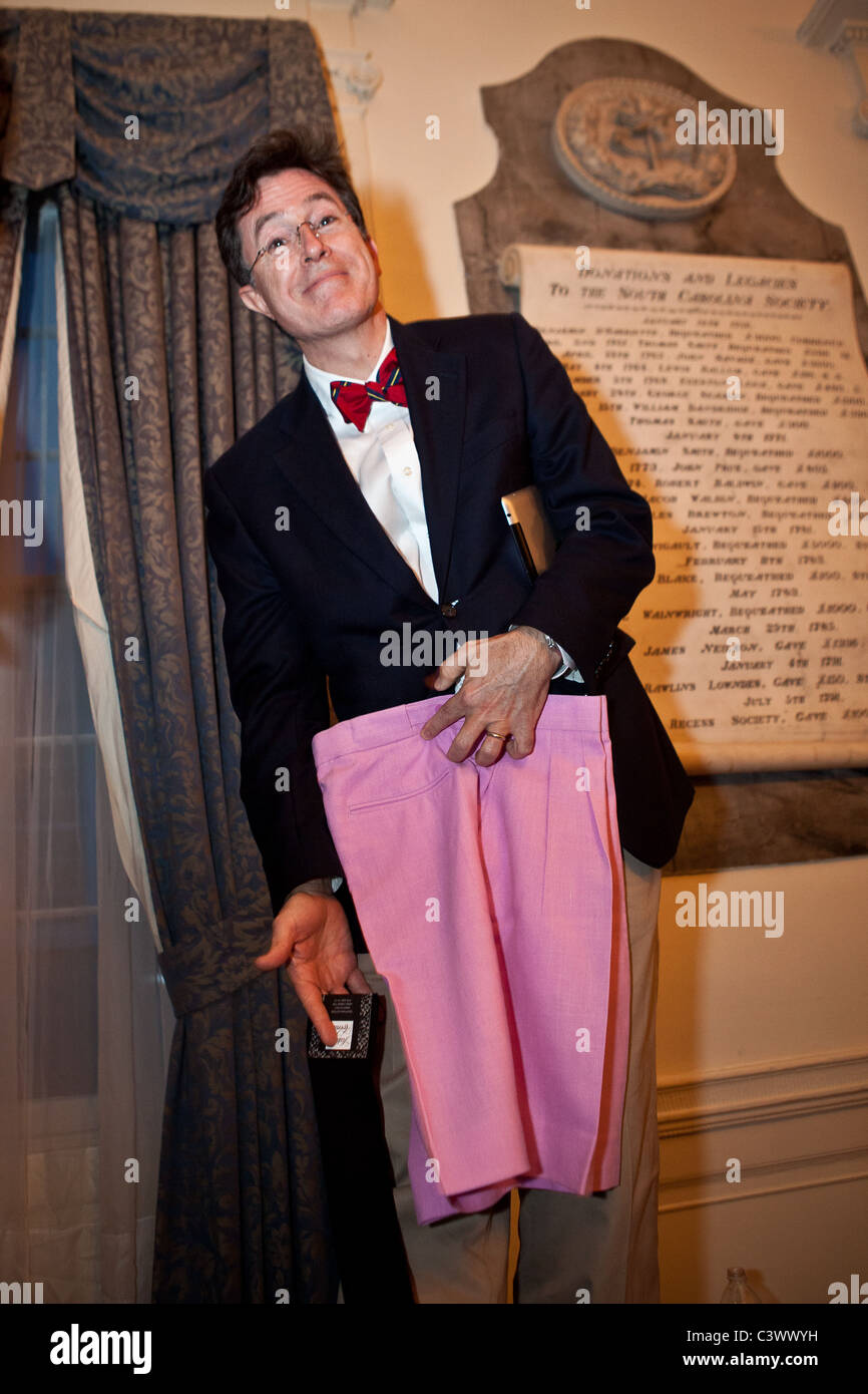 Il comico Stephen Colbert è presentato un paio di rosa Bermuda dal governo delle Bermuda in Charleston, Sc. Foto Stock