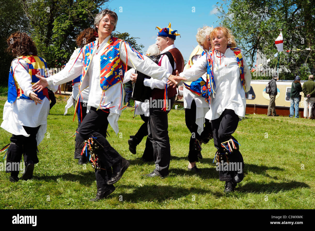 Donne morris dancing, Aylestone Park, Hereford, Regno Unito. Femmina ballerini morris dando una esecuzione pubblica. Foto Stock