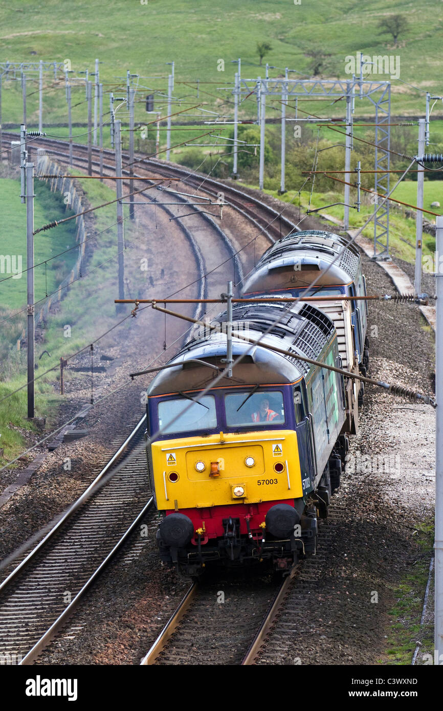 Servizio ferroviario diretto 57007 & 57003 Locos DRS che trasportano il treno di fiasche di combustibile nucleare esaurito a Shap, Cumbria, Regno Unito Foto Stock