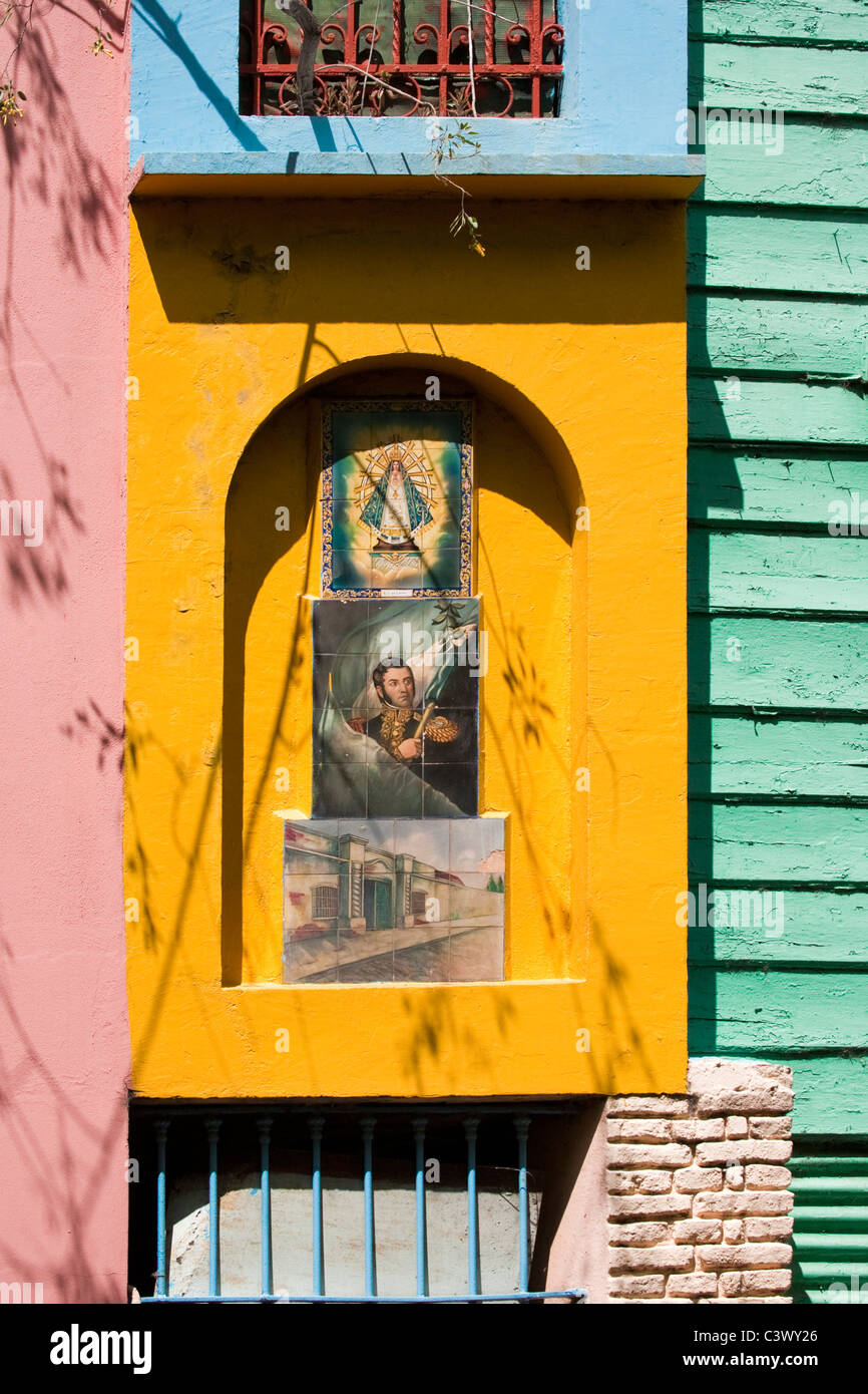 Colorfully edifici dipinti del Caminito a La Boca distretto, Buenos Aires, Argentina, Sud America. Foto Stock