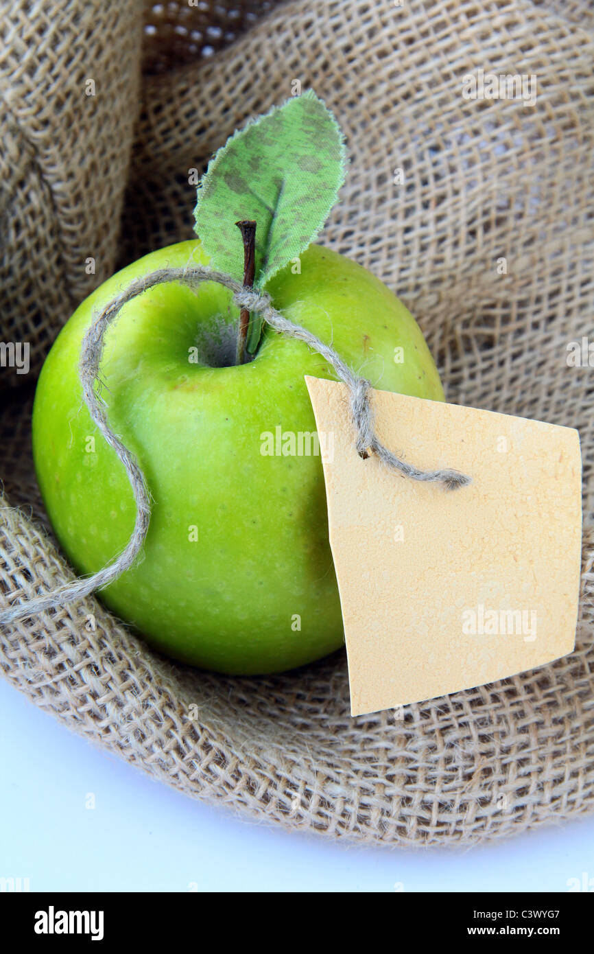 Organico Fresca mela verde sullo sfondo naturale Foto Stock