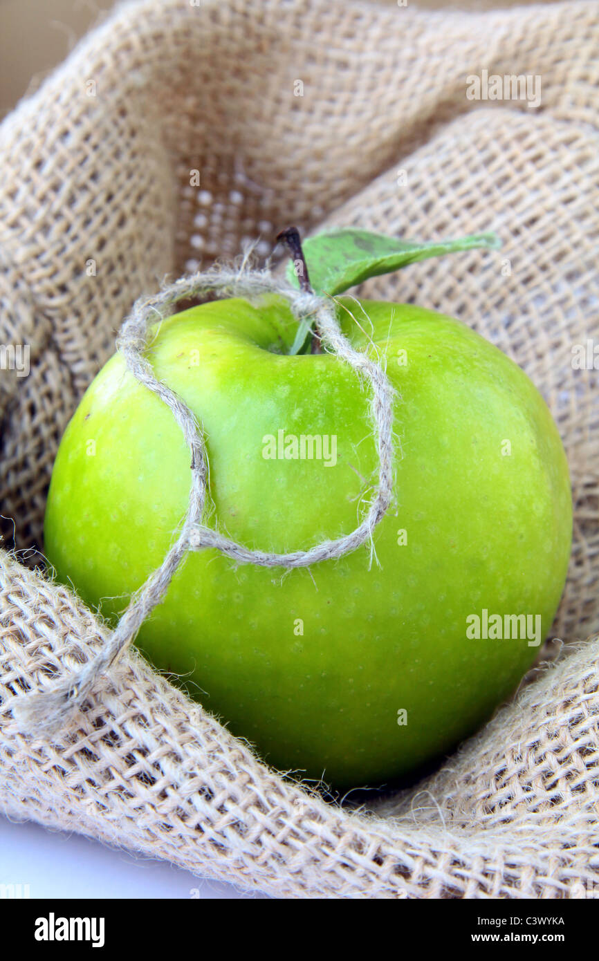 Organico Fresca mela verde sullo sfondo naturale Foto Stock