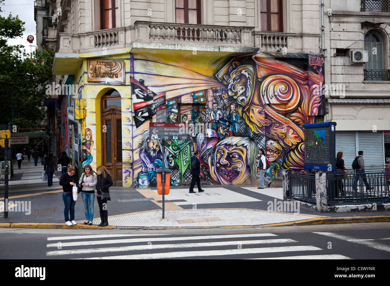 Graffiti - wall art, Avenida de Mayo, Buenos Aires, Argentina, Sud America. Foto Stock