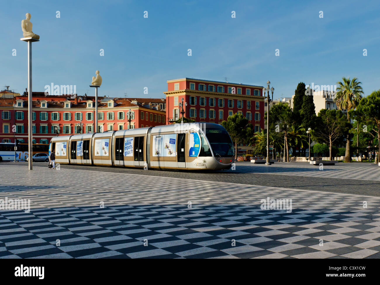 Attraversamento del tram Place Masséna sulla Côte d'azur. Foto Stock