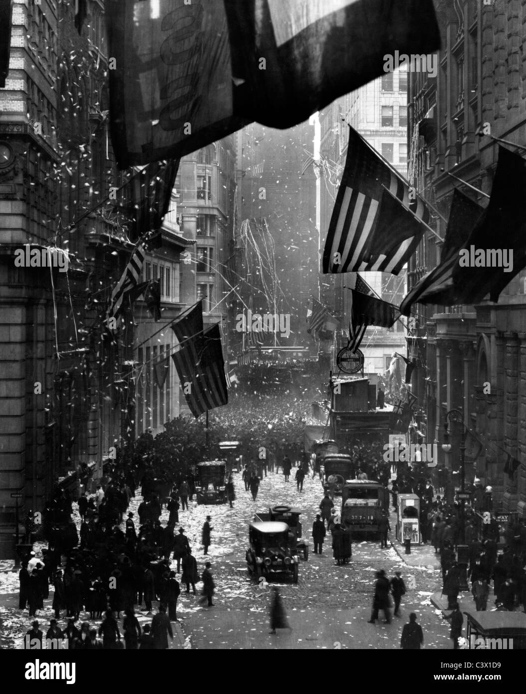 La Germania si arrende - Fotografia mostra le celebrazioni del Wall Street con i confetti, bandierine americane, e la folla di gente. Nov 1918 Foto Stock