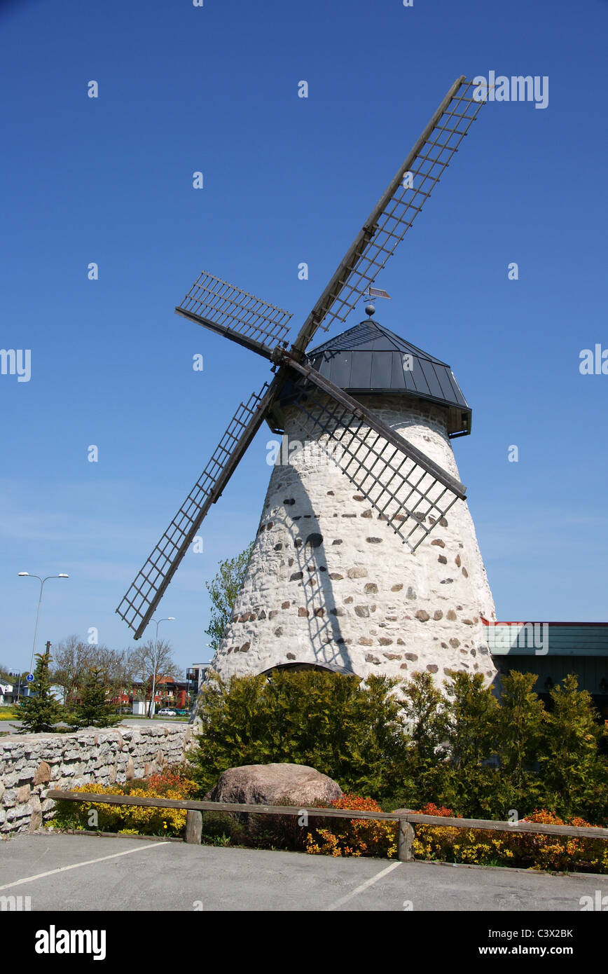 Antico mulino a vento su uno sfondo di cielo blu Foto Stock