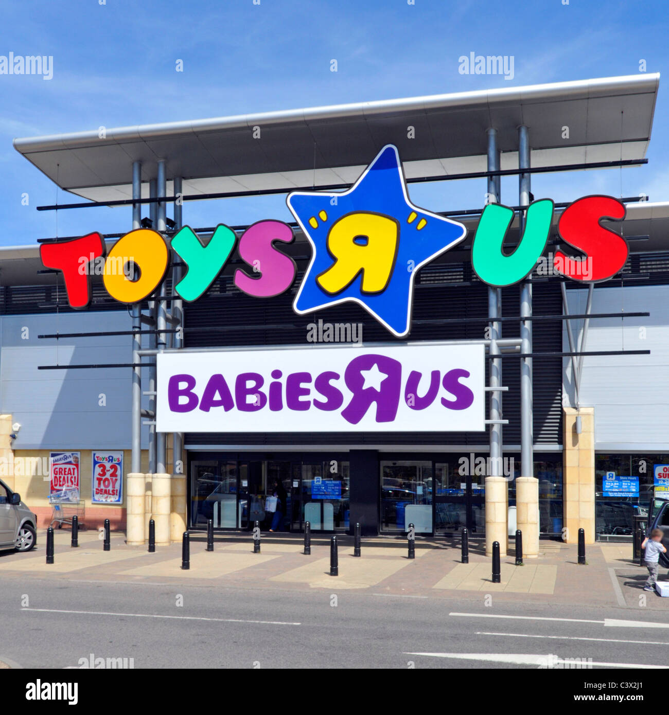 Ingresso a Toys Are Us e baby store, insegne e loghi del marchio Babies R Us nel grande parco commerciale West Thurrock Essex Inghilterra Regno Unito Foto Stock