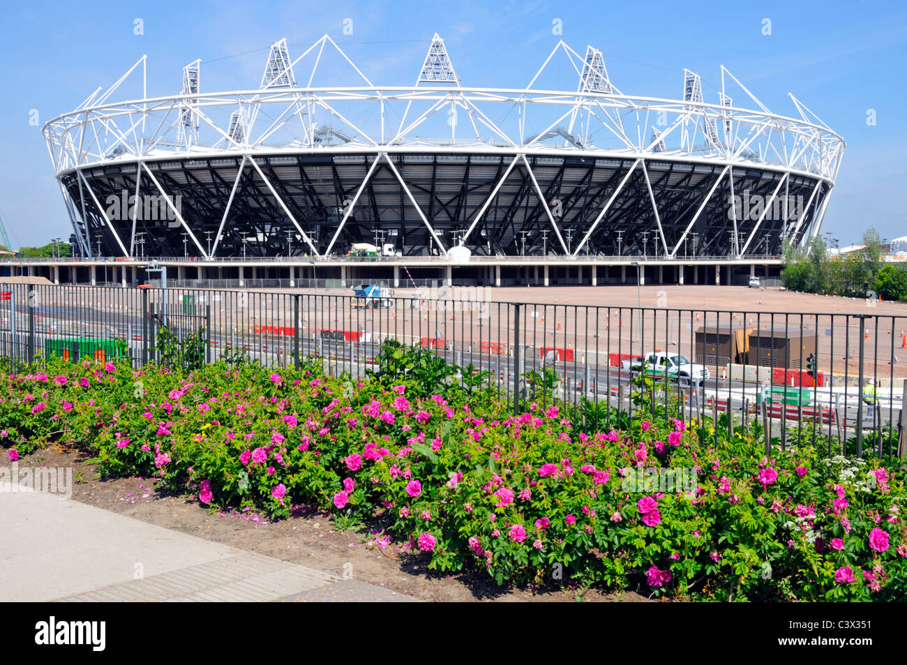 Fiori piantati Greenway sentiero e ciclabile embankment percorso sopra Joseph Bazalgette Northern Outfall Sewer 2012 Stadio Olimpico East London REGNO UNITO Foto Stock