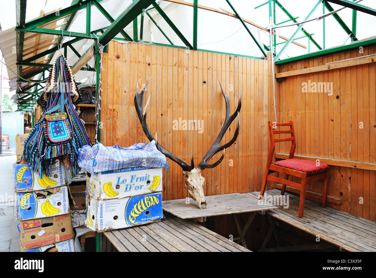 Mercato di souvenir al momento della chiusura, Truskavets, Ucraina Foto Stock
