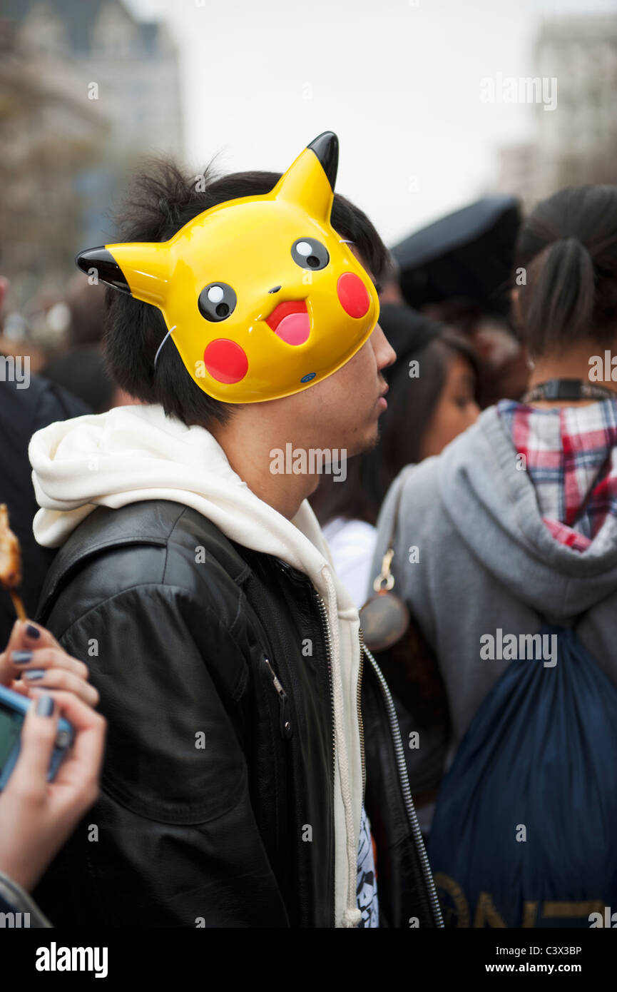Giovane uomo che indossa un 'Pokemon' maschera alla cinquantunesima annuale di Sakura Matsuri un Japanese-American street festival tenutosi a Washington DC. Foto Stock